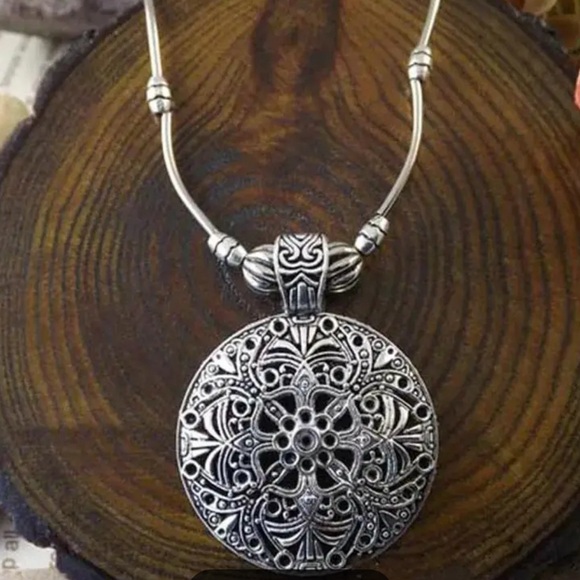 Vintage Hollow Pattern Round Pendant Necklace - Picture 2 of 4